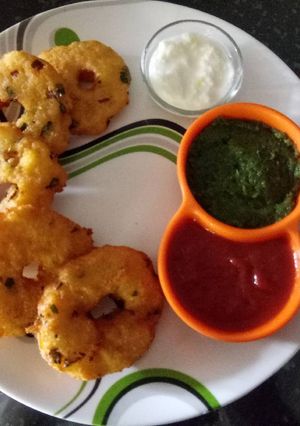 A picture of Instant Suji vada/ Rava vada.