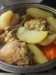 Una foto de Pollo con patatas y tomate