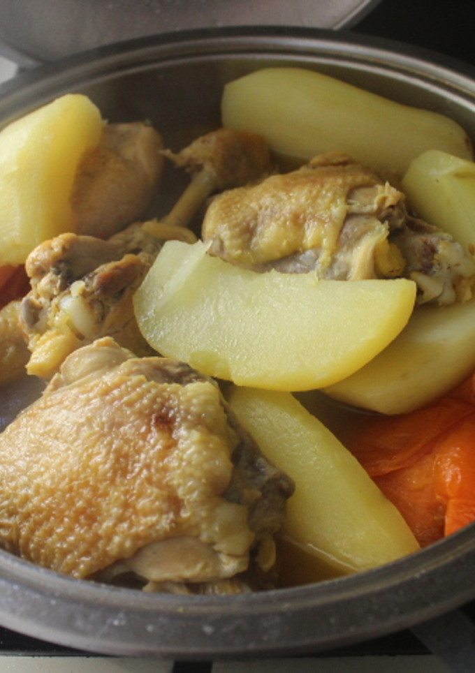 Una foto de Pollo con patatas y tomate