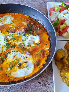 Una foto de Un plato al sartén con ingredientes sencillos