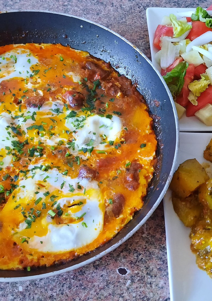 Una foto de Un plato al sartén con ingredientes sencillos