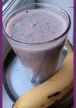 बनाना एंड ब्लूबेरी स्मूदी (Banana and blueberry smoothie recipe in hindi) रेसिपी मुख्य फोटो