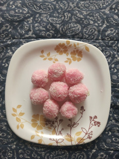 રોઝ કોકોનટ લાડુ (Rose Coconut Ladoo Recipe In Gujarati) રેસીપી મુખ્ય ફોટો