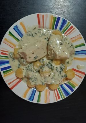 Una foto de Pollo de campo a la crema y al verdeo