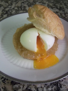 Una foto de Hojaldre con huevo mollet