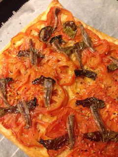 Una foto de Hojaldre con tomate de temporada. 🍅🍃🍅