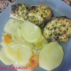 Una foto de Merluza con patatas al horno 🐟🍟