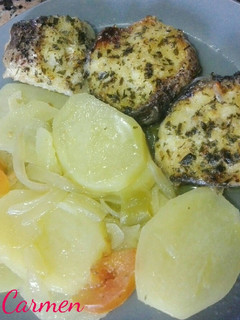 Una foto de Merluza con patatas al horno 🐟🍟