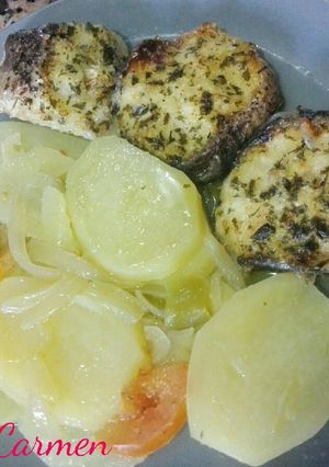 Una foto de Merluza con patatas al horno 🐟🍟