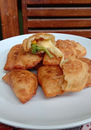 Foto resep Pizza Goreng (isi jagung, sosis, dan brokoli)