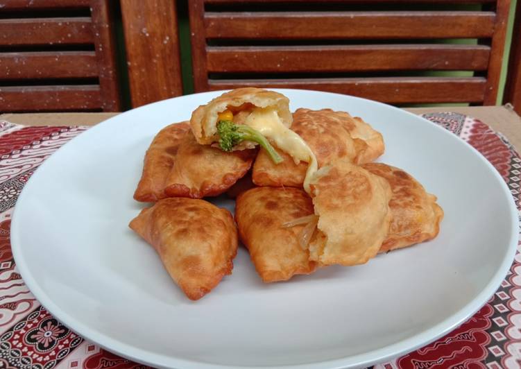 Resep Pizza Goreng (isi jagung, sosis, dan brokoli) Anti Gagal