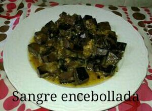 Una foto de Sangre de pollo encebollada