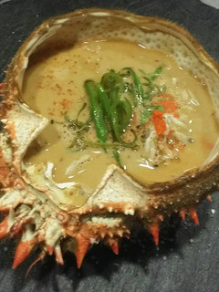 Una foto de Sopa fría de coco y cilantro con cangrejo