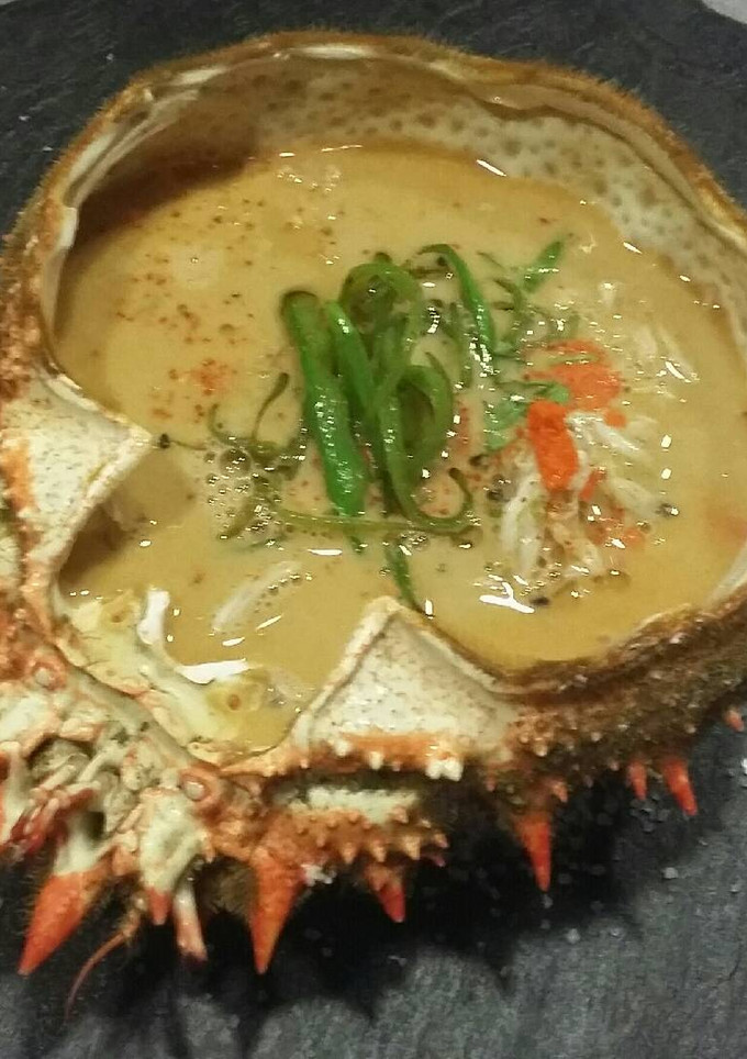 Una foto de Sopa fría de coco y cilantro con cangrejo