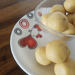 A picture of Pottukadala ladoo/ Basen ladoo.
