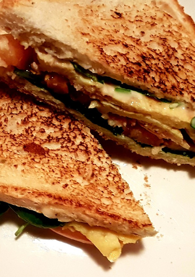 Una foto de Sándwich de Tortilla Francesa con Bacon y Espinacas