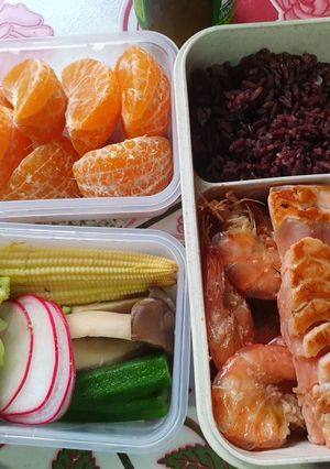 รูปของ อาหารคลีน ปลาแซลมอลกับกุ้งย่างเกลือชมพู