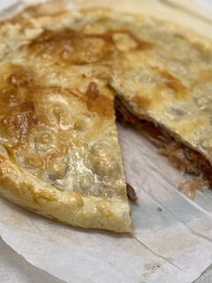 Una foto de Empanada rápida de hojaldre con restos de cocido