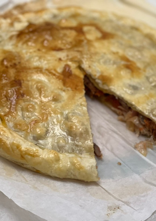 Una foto de Empanada rápida de hojaldre con restos de cocido