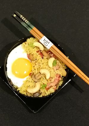 Une photo de Bol de riz parfumé aux épices, lardons et champignons