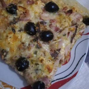 Pizza con queso de las finas hierbas en la panicadora del Lidl