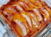 Una foto de tarta de peras y crema