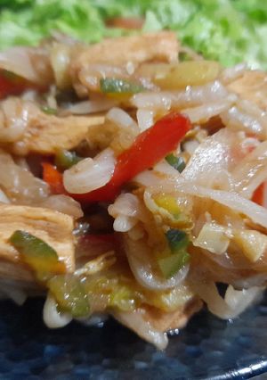 Una foto de Wok de pollo y vegetales