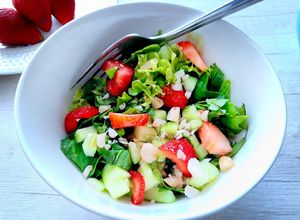 Una foto de Ensalada de espinaca con fresa