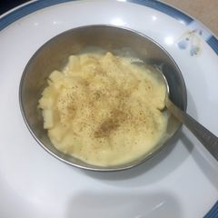 A picture of Vanilla custard with Apple and black pepper 🥘.