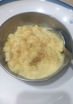 A picture of Vanilla custard with Apple and black pepper 🥘.