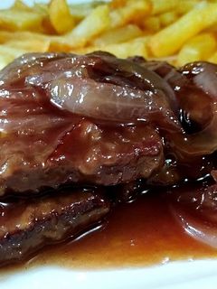 Una foto de ESCALOPINES DE Hígado 🥩en Reducción de Vino Tinto y Cebolla...!
