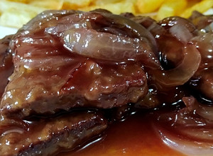 Una foto de ESCALOPINES DE Hígado 🥩en Reducción de Vino Tinto y Cebolla...!