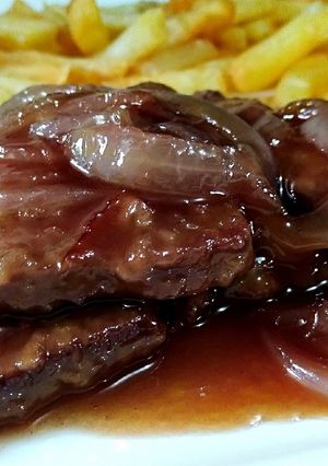 Una foto de ESCALOPINES DE Hígado 🥩en Reducción de Vino Tinto y Cebolla...!