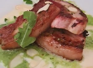 Una foto de Pork Belly en salsa de almendras