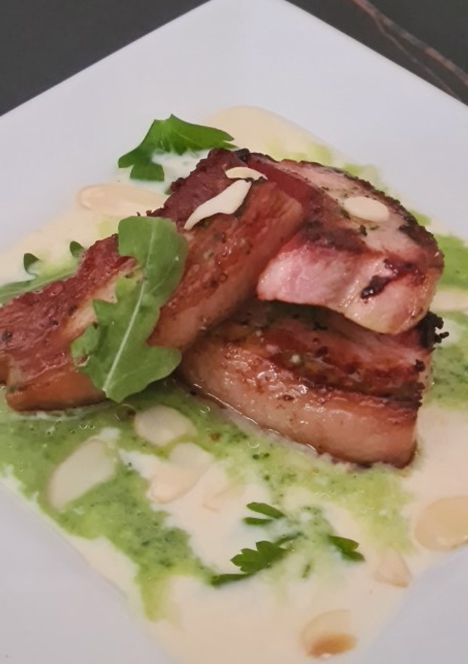 Una foto de Pork Belly en salsa de almendras