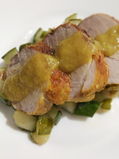 Una foto de Filete de cerdo con salsa al jengibre y pepino salteado
