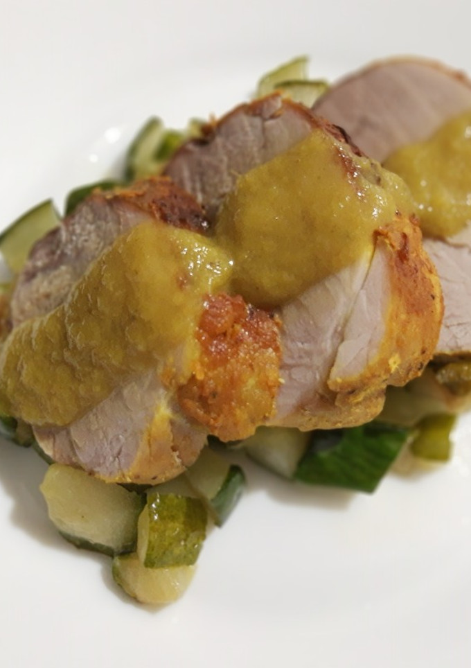 Una foto de Filete de cerdo con salsa al jengibre y pepino salteado