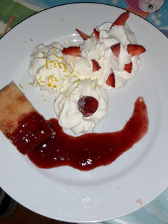 Una foto de Bizcocho de limón con nata y fresas