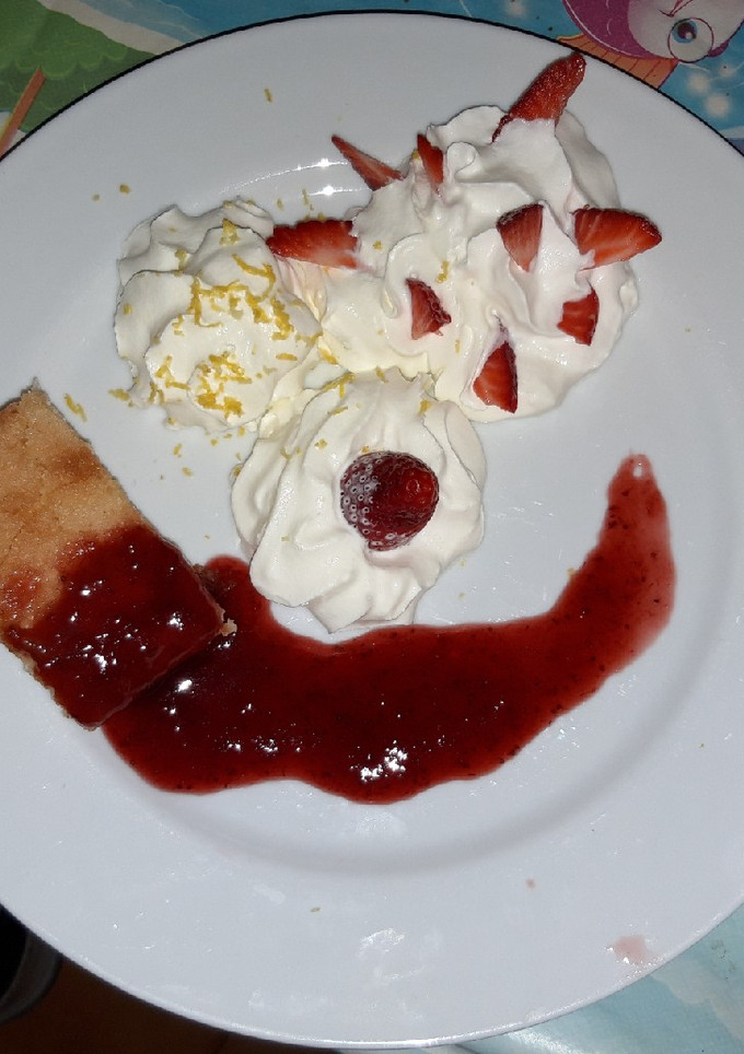 Una foto de Bizcocho de limón con nata y fresas