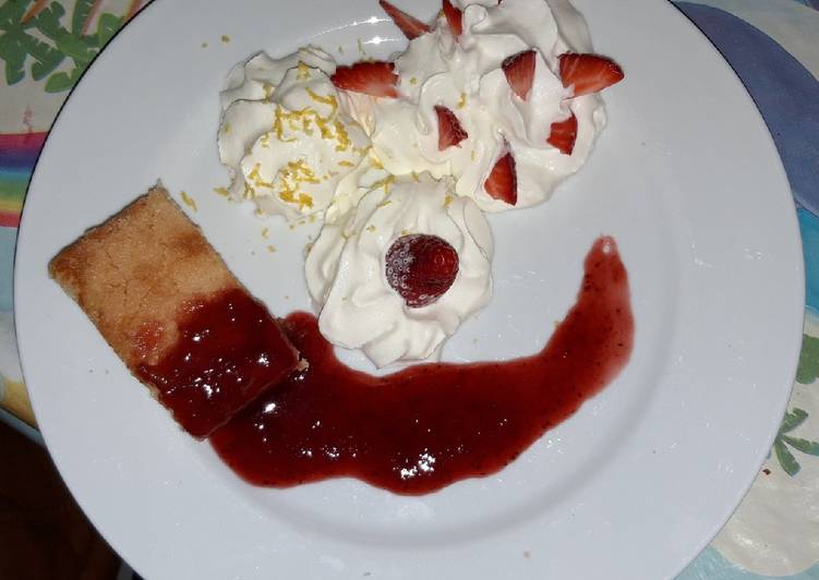 Bizcocho de limón con nata y fresas
