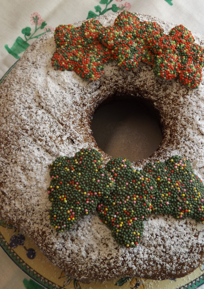 Una foto de Bundt cake de nueces y lima