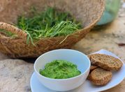Una foto de pesto de cilantro