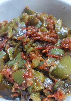 A picture of Tomato with chillies.