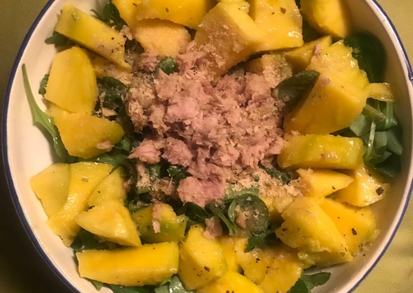 Ensalada de canónigos, mango y atún, sólo tres!!