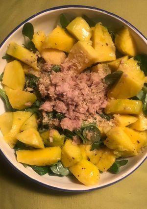 Una foto de Ensalada de canónigos, mango y atún, sólo tres!!