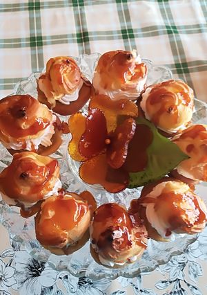 Almakrémmel töltött képviselő fánk karamell dísszel recept fotója