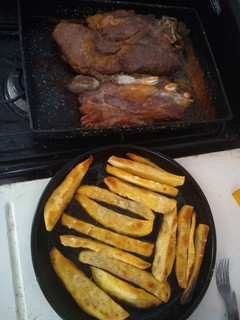 Una foto de Asado americano con papas doradas