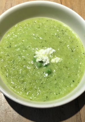 Une photo de Soupe de courgettes, petit pois et citron confit