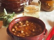 Una foto di zuppa di ceci e patate