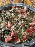 Salade de riz aux tomates, petits pois, haricots de mer et maquereaux